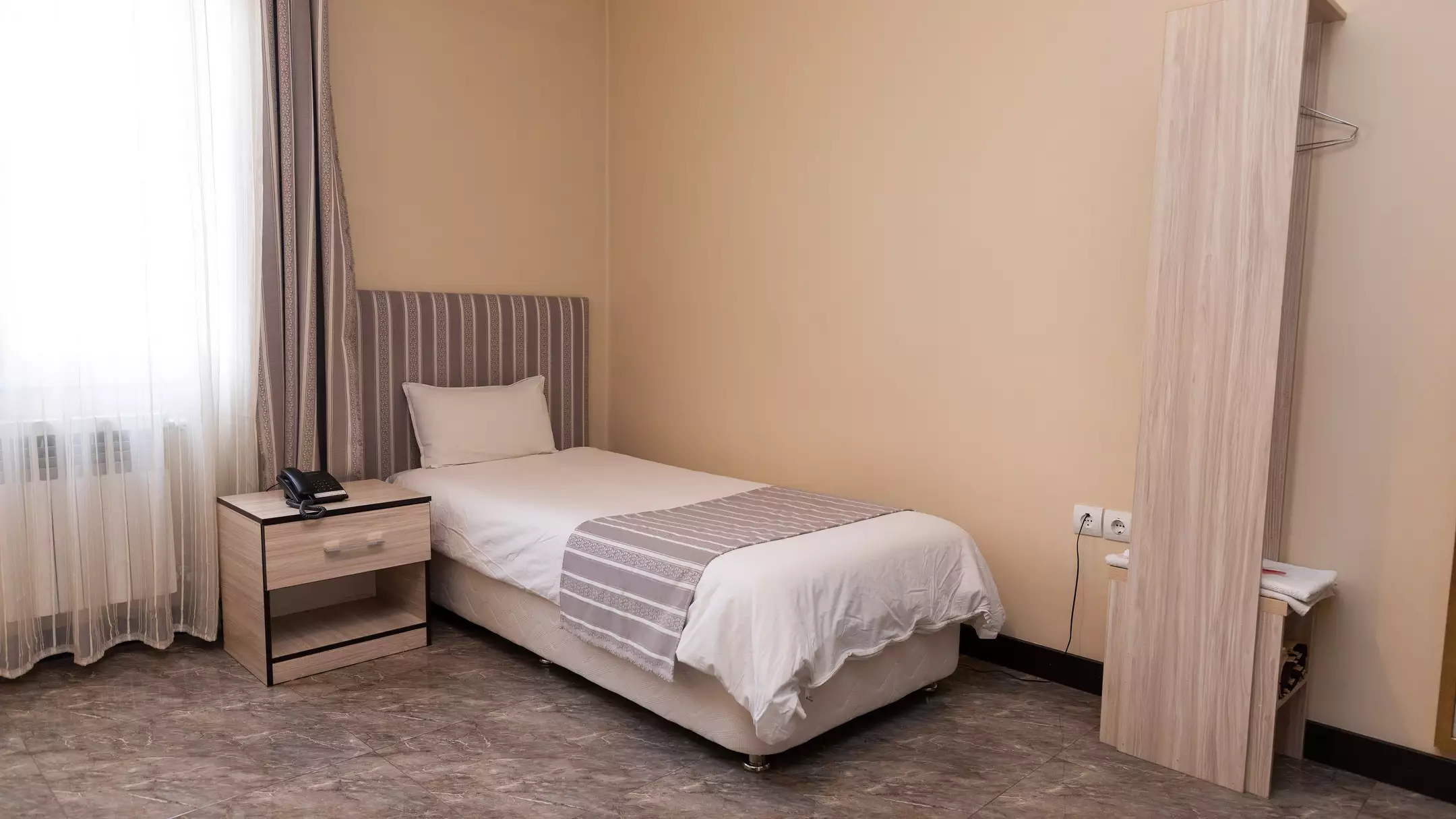 Alibaba https://cdn.alibaba.ir/ostorage/hotel-accommodation-images/674c5f4310d0d5745be3d3ec_هتل سپید - اتاق سینگل (1).webp